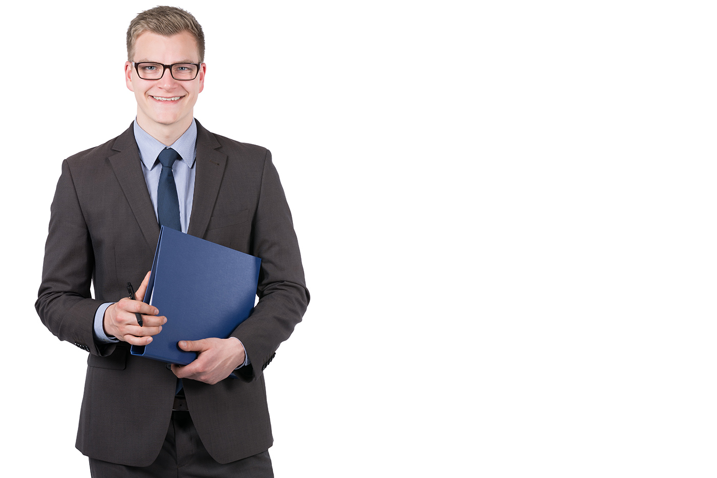 Stockfoto von einem jungen Mann, der einen Aktenordner hält